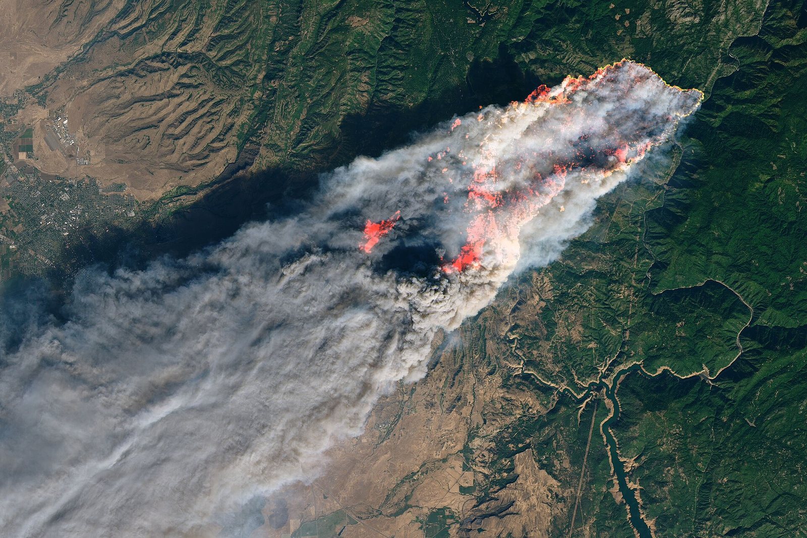 Satellite view of the Camp Fire smoke plume and active fire fronts on November 8, 2018